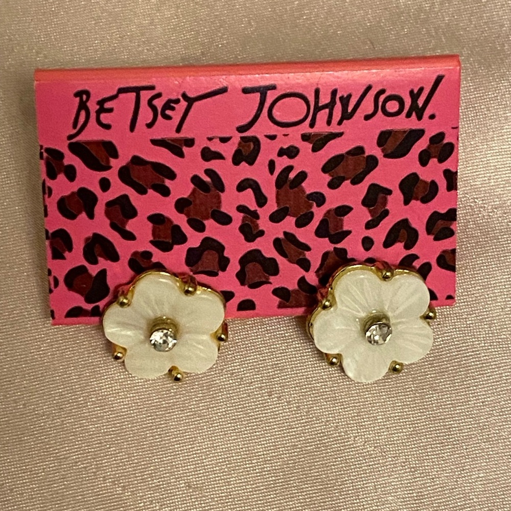 Betsey Johnson flower post earrings. NWT, unworn.